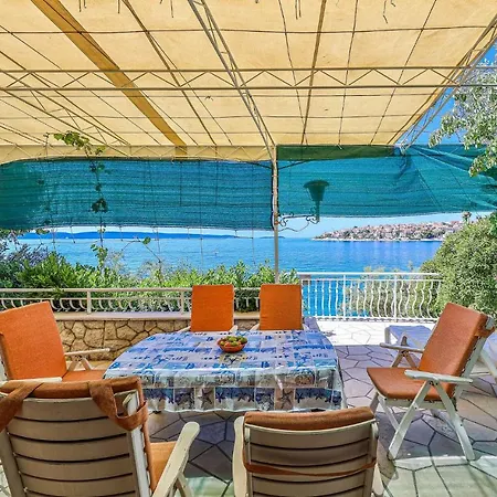 Holiday home Awesome In Okrug Gornji With Kitchen