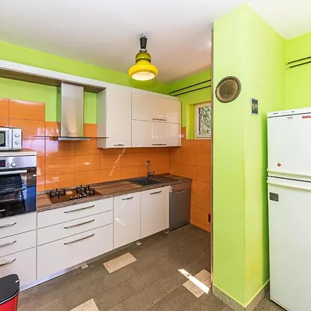 Holiday home Awesome In Okrug Gornji With Kitchen *