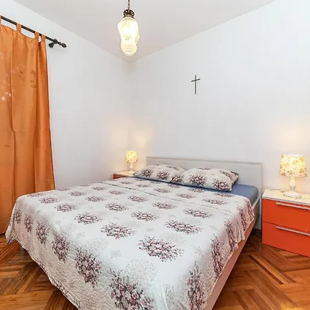 Holiday home Awesome In Okrug Gornji With Kitchen Trogir